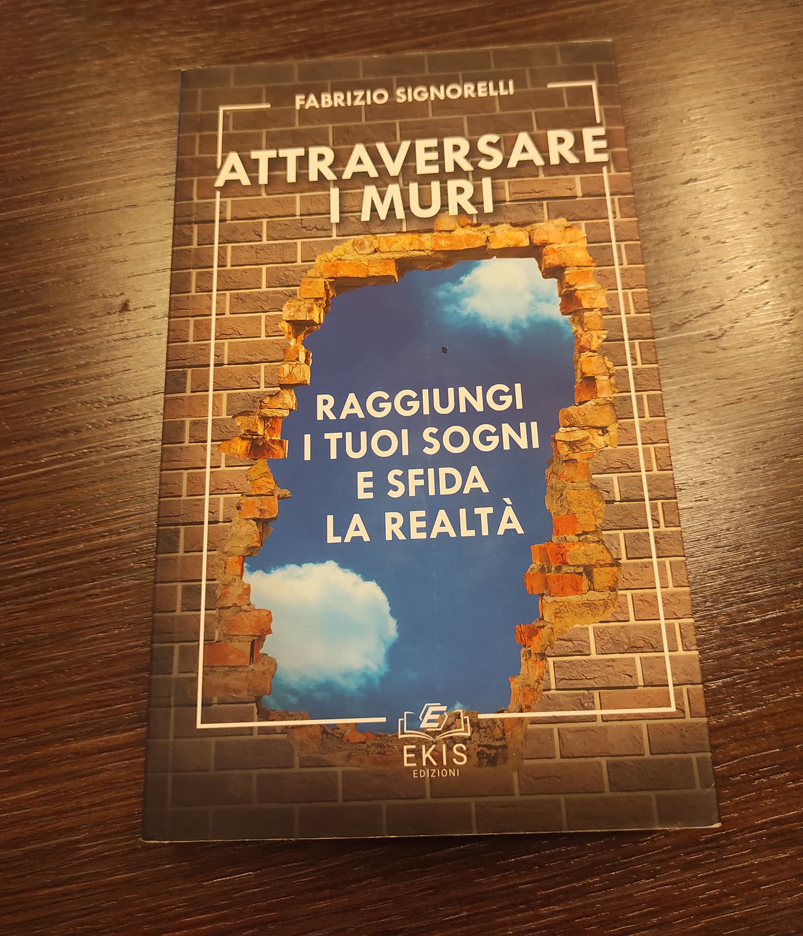 Foto del libro "Attraversare i muri" di Fabrizio Signorelli